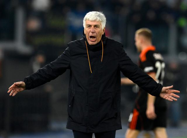 (251216) -- ROME, Dec. 16, 2025 (Xinhua) -- Roma's head coach Giampiero Gasperini gestures during a Serie A football match between Roma and Como in Rome, Italy, Dec.15, 2025. (Photo by Alberto Lingria/Xinhua)
