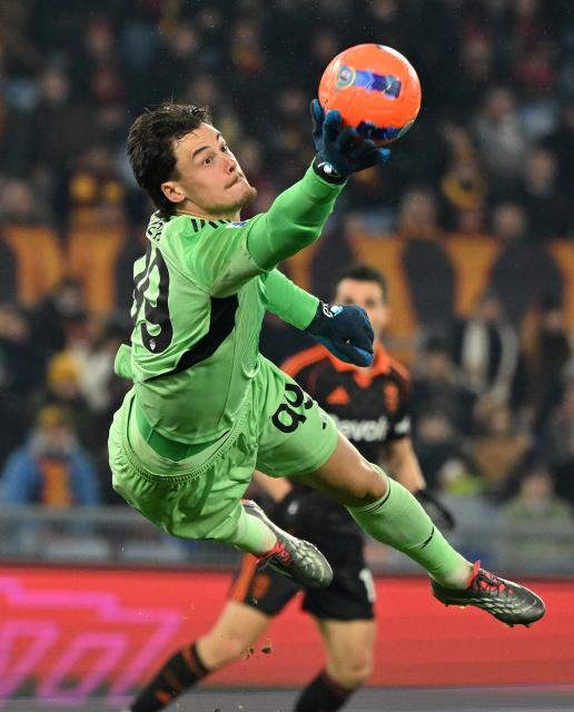 (251216) -- ROME, Dec. 16, 2025 (Xinhua) -- Roma's goalkeeper Mile Svilar makes a save during a Serie A football match between Roma and Como in Rome, Italy, Dec.15, 2025. (Photo by Alberto Lingria/Xinhua)