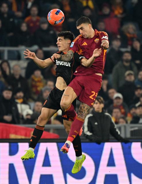 (251216) -- ROME, Dec. 16, 2025 (Xinhua) -- Roma's Gianluca Mancini (R) vies with Como's Alex Valle during a Serie A football match between Roma and Como in Rome, Italy, Dec.15, 2025. (Photo by Alberto Lingria/Xinhua)