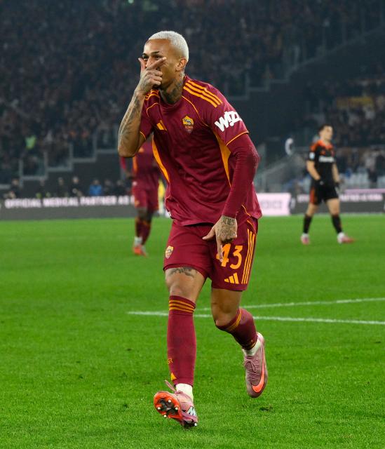 (251216) -- ROME, Dec. 16, 2025 (Xinhua) -- Roma's Wesley Franca celebrates his goal during a Serie A football match between Roma and Como in Rome, Italy, Dec.15, 2025. (Photo by Alberto Lingria/Xinhua)