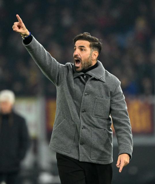 (251216) -- ROME, Dec. 16, 2025 (Xinhua) -- Como's head coach Cesc Fabregas gestures during a Serie A football match between Roma and Como in Rome, Italy, Dec.15, 2025. (Photo by Alberto Lingria/Xinhua)