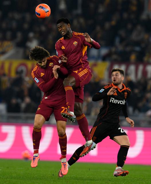 (251216) -- ROME, Dec. 16, 2025 (Xinhua) -- Roma's Hermoso (L) and Evan Ndicka (C) vie with Como's Martin Baturina during a Serie A football match between Roma and Como in Rome, Italy, Dec.15, 2025. (Photo by Alberto Lingria/Xinhua)