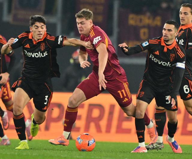 (251216) -- ROME, Dec. 16, 2025 (Xinhua) -- Roma's Evan Ferguson (2nd L) vies with Como's Alex Valle (1st L) and Lucas Da Cunha (2nd R) during a Serie A football match between Roma and Como in Rome, Italy, Dec.15, 2025. (Photo by Alberto Lingria/Xinhua)