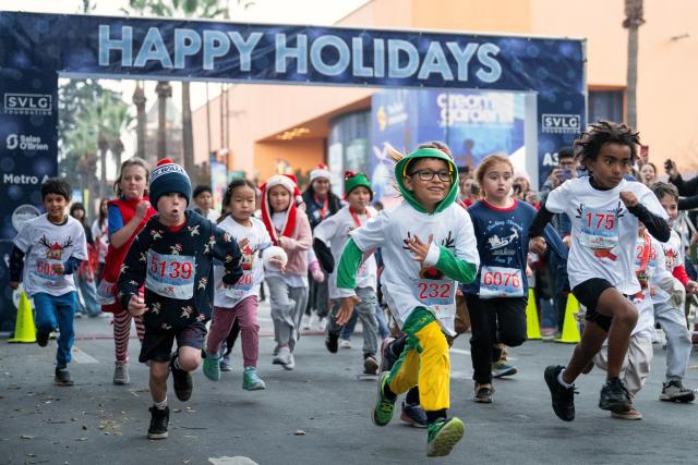 (251216) -- BEIJING, Dec. 16, 2025 (Xinhua) -- Runners participate in a Christmas themed Santa Run in San Jose, California, the United States on Dec. 14, 2025. (Photo by Ziyu Julian Zhu/Xinhua)