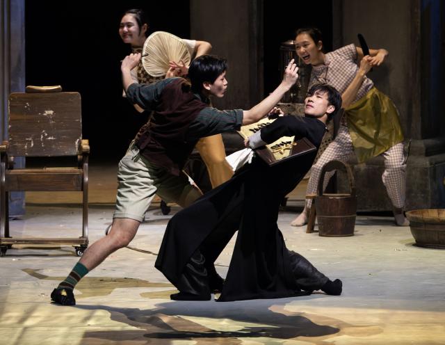 (251216) -- TORONTO, Dec. 16, 2025 (Xinhua) -- Actors attend a rehearsal of the dance drama Wing Chun during a media day event in Toronto, Canada, on Dec. 15, 2025. The Chinese dance drama will be staged here from Dec. 16, 2025 to Jan. 4, 2026. (Photo by Zou Zheng/Xinhua)
