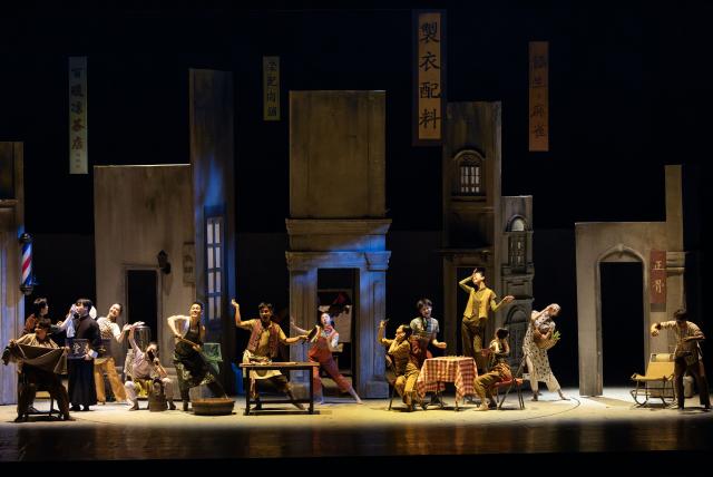 (251216) -- TORONTO, Dec. 16, 2025 (Xinhua) -- Actors attend a rehearsal of the dance drama Wing Chun during a media day event in Toronto, Canada, on Dec. 15, 2025. The Chinese dance drama will be staged here from Dec. 16, 2025 to Jan. 4, 2026. (Photo by Zou Zheng/Xinhua)