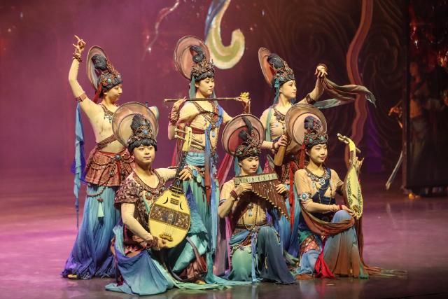 (251216) -- DUNHUANG, Dec. 16, 2025 (Xinhua) -- An immersive dance drama "Ancient Sound of Dunhuang" is staged in Dunhuang, northwest China's Gansu Province, Dec. 15, 2025.
  Blending elements drawn from the murals and sculptures of Dunhuang, the performance features elaborately designed stage, holographic display, and awe-inspiring dance. (Xinhua/Lang Bingbing)