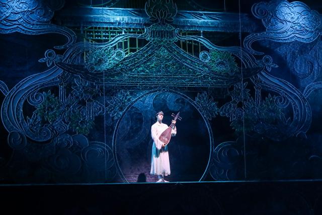 (251216) -- DUNHUANG, Dec. 16, 2025 (Xinhua) -- An immersive dance drama "Ancient Sound of Dunhuang" is staged in Dunhuang, northwest China's Gansu Province, Dec. 15, 2025.
  Blending elements drawn from the murals and sculptures of Dunhuang, the performance features elaborately designed stage, holographic display, and awe-inspiring dance. (Xinhua/Lang Bingbing)