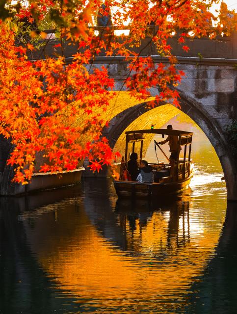 (251216) -- BEIJING, Dec. 16, 2025 (Xinhua) -- Tourists take a boat for sightseeing at a park of West Lake scenic spot in Hangzhou City, east China's Zhejiang Province, Dec. 6, 2025. (Photo by Su Yang/Xinhua)