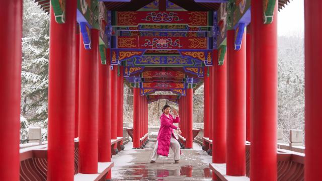 (251216) -- BEIJING, Dec. 16, 2025 (Xinhua) -- A Tai Chi enthusiast exercises at a corridor of Yinghua mountain scenic spot in Zouping City, east China's Shandong Province, Dec. 13, 2025. (Photo by Dong Naide/Xinhua)