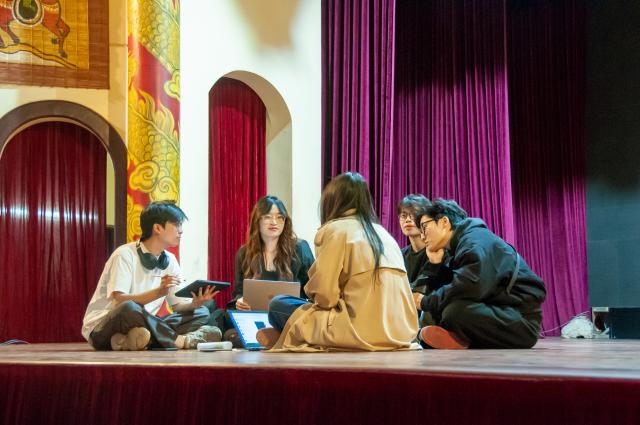 (251216) -- HANOI, Dec. 16, 2025 (Xinhua) -- Members of the "Neo cheo" team discuss and make plans at the Hanoi Cheo Theater in Hanoi, Vietnam, Nov. 27, 2025. TO GO WITH "Feature: Vietnamese youth revive traditional arts through modern fusion" (Photo by Vu Trung Kien/Xinhua)