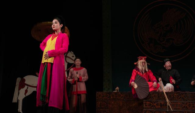 (251216) -- HANOI, Dec. 16, 2025 (Xinhua) -- A "cheo" performance is staged at Dai Nam Theater in Hanoi, Vietnam, Nov. 29, 2025. TO GO WITH "Feature: Vietnamese youth revive traditional arts through modern fusion" (Xinhua)