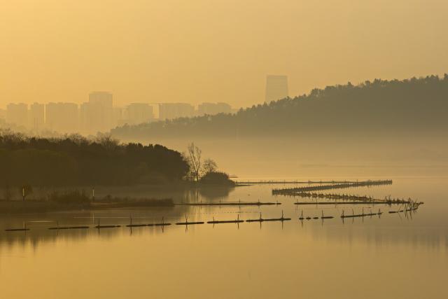 (251216) -- WUHAN, Dec. 16, 2025 (Xinhua) -- This photo taken on Dec. 16, 2025 shows the scenery in the Donghu Lake scenic area in Wuhan, central China's Hubei Province. (Xinhua/Xiao Yijiu)