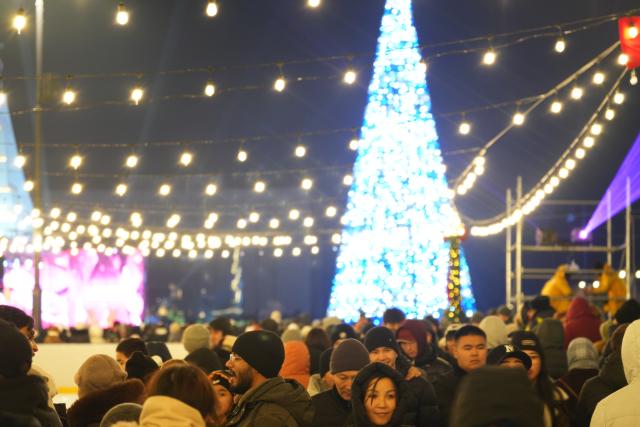 (251216) -- BISHKEK, Dec. 16, 2025 (Xinhua) -- People attend the New Year tree lighting ceremony in Bishkek, Kyrgyzstan, Dec. 15, 2025. (Xinhua/Jiang Youlin)