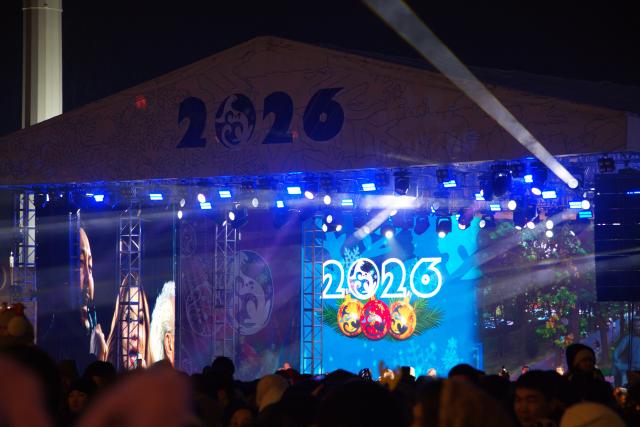 (251216) -- BISHKEK, Dec. 16, 2025 (Xinhua) -- People attend the New Year tree lighting ceremony in Bishkek, Kyrgyzstan, Dec. 15, 2025. (Photo by Liu Xiaowan/Xinhua)