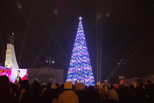 (251216) -- BISHKEK, Dec. 16, 2025 (Xinhua) -- People attend the New Year tree lighting ceremony in Bishkek, Kyrgyzstan, Dec. 15, 2025. (Photo by Liu Xiaowan/Xinhua)