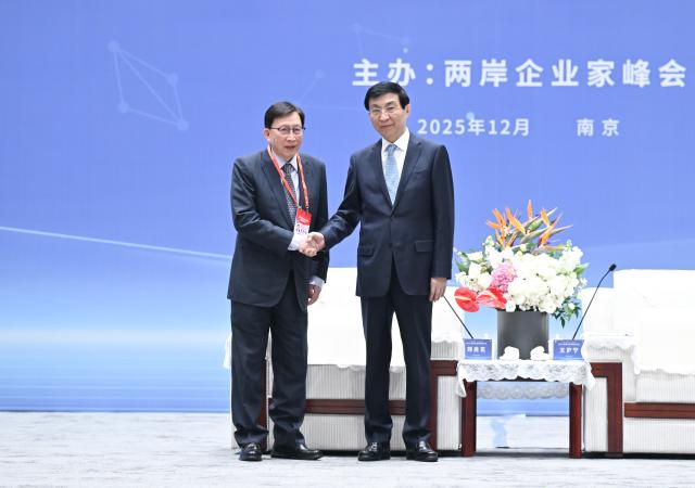 (251216) -- NANJING, Dec. 16, 2025 (Xinhua) -- Wang Huning, a member of the Standing Committee of the Political Bureau of the Communist Party of China Central Committee and chairman of the National Committee of the Chinese People's Political Consultative Conference, meets with Liu Chao-shiuan, co-president of the Cross-Strait CEO Summit from Taiwan, and cross-strait entrepreneur representatives, before the opening ceremony of the 2025 annual conference of the Cross-Strait CEO Summit in Nanjing, east China's Jiangsu Province, Dec. 16, 2025. (Xinhua/Li Xiang)