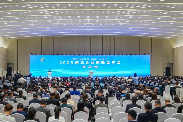 (251216) -- NANJING, Dec. 16, 2025 (Xinhua) -- This photo shows the opening of the 2025 annual conference of the Cross-Strait CEO Summit in Nanjing, east China's Jiangsu Province, Dec. 16, 2025. The 2025 annual conference of the Cross-Strait CEO Summit opened here Tuesday. About 800 people from the Chinese mainland and Taiwan gathered on Tuesday in Nanjing to discuss cross-Strait industrial transformation, innovation and cooperation. (Xinhua/Li Bo)