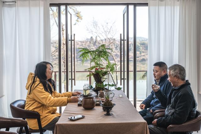 (251216) -- QUJING, Dec. 16, 2025 (Xinhua) -- People enjoy leisure time in the Huangba neighborhood of Qujing City, southwest China's Yunnan Province, Dec. 16, 2025. The Huangba neighborhood is one of the local model travel destinations promoted by Qujing City, which has in recent years made great efforts to help transform the local ecological advantages into tourism resources. A number of livable and business-friendly villages are built here for rural revitalization. (Xinhua/Wang Guansen)