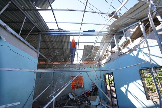 (251216) -- PHNOM PENH, Dec. 16, 2025 (Xinhua) -- A civilian house damaged by shrapnel of artillery shells fired by Thai military forces is seen in Banteay Meanchey province, Cambodia, Dec. 16, 2025.
  The Thai military forces have continued to fire artillery shells at many locations in Cambodian territory from Monday midnight until Tuesday morning, said a Cambodian defense spokesperson on Tuesday.
   Cambodian Defense Ministry's Undersecretary of State and Spokesperson Lt. Gen. Maly Socheata made the remarks in a press briefing.
   On the same day, Cambodia's Interior Ministry said in a press release that the civilian death toll in Cambodia has increased to 15. (Agence Kampuchea Presse/Handout via Xinhua)