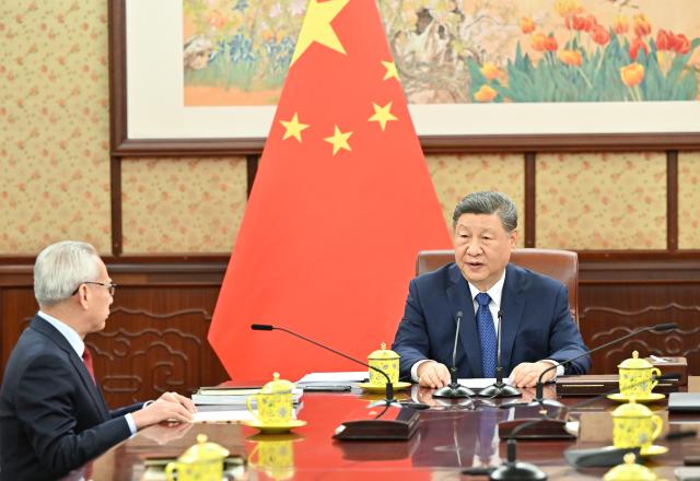 (251216) -- BEIJING, Dec. 16, 2025 (Xinhua) -- President Xi Jinping meets with Chief Executive of the Macao Special Administrative Region (SAR) Sam Hou Fai, who is on a duty visit to Beijing, capital of China, Dec. 16, 2025. (Xinhua/Yin Bogu)