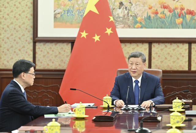 (251216) -- BEIJING, Dec. 16, 2025 (Xinhua) -- President Xi Jinping meets with Chief Executive of the Hong Kong Special Administrative Region (HKSAR) John Lee, who is on a duty visit to Beijing, capital of China, Dec. 16, 2025. (Xinhua/Yin Bogu)