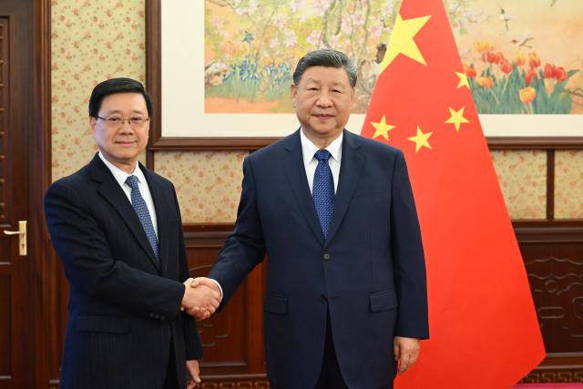 (251216) -- BEIJING, Dec. 16, 2025 (Xinhua) -- President Xi Jinping meets with Chief Executive of the Hong Kong Special Administrative Region (HKSAR) John Lee, who is on a duty visit to Beijing, capital of China, Dec. 16, 2025. (Xinhua/Yan Yan)