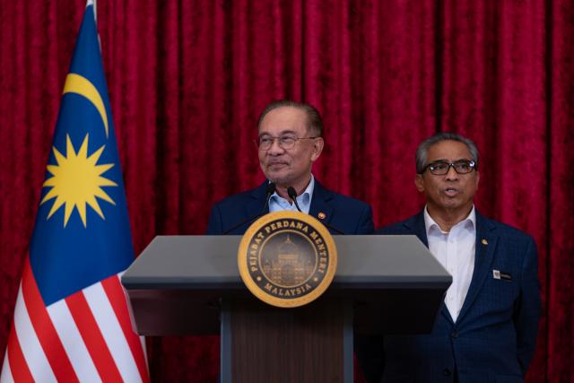 (251216) -- PUTRAJAYA, Dec. 16, 2025 (Xinhua) -- Malaysian Prime Minister Anwar Ibrahim (front) attends a press conference in Putrajaya, Malaysia, Dec. 16, 2025. Anwar unveiled new ministerial appointments on Tuesday as part of a cabinet reshuffle. (Prime Minister's Office of Malaysia/Handout via Xinhua)