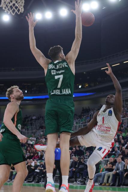 (251217) -- LJUBLJANA, Dec. 17, 2025 (Xinhua) -- Jared Harper (R) of Hapoel Midtown Jerusalem competes during the BKT EuroCup 2025/26 11th round basketball match between Cedevita Olimpija Ljubljana and Hapoel Midtown Jerusalem in Ljubljana, Slovenia, on Dec. 16, 2025. (Photo by Zeljko Stevanic/Xinhua)