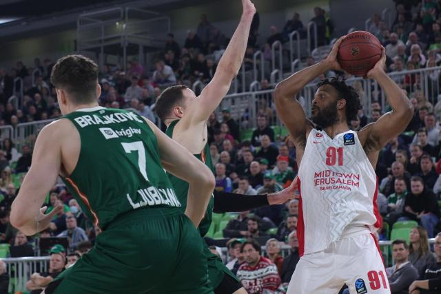 (251217) -- LJUBLJANA, Dec. 17, 2025 (Xinhua) -- Josiah-Jordan James (R) of Hapoel Midtown Jerusalem competes during the BKT EuroCup 2025/26 11th round basketball match between Cedevita Olimpija Ljubljana and Hapoel Midtown Jerusalem in Ljubljana, Slovenia, on Dec. 16, 2025. (Photo by Zeljko Stevanic/Xinhua)