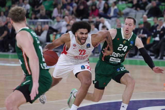 (251217) -- LJUBLJANA, Dec. 17, 2025 (Xinhua) -- Anthony Lamb (C) of Hapoel Midtown Jerusalem competes during the BKT EuroCup 2025/26 11th round basketball match between Cedevita Olimpija Ljubljana and Hapoel Midtown Jerusalem in Ljubljana, Slovenia, on Dec. 16, 2025. (Photo by Zeljko Stevanic/Xinhua)
