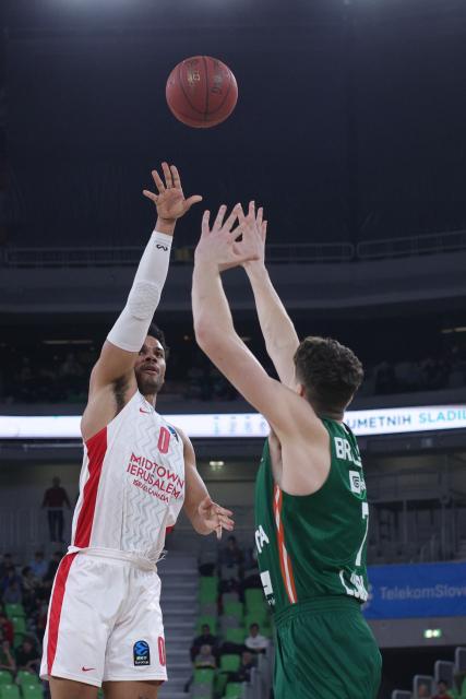 (251217) -- LJUBLJANA, Dec. 17, 2025 (Xinhua) -- Justin Smith (L) of Hapoel Midtown Jerusalem shoots during the BKT EuroCup 2025/26 11th round basketball match between Cedevita Olimpija Ljubljana and Hapoel Midtown Jerusalem in Ljubljana, Slovenia, on Dec. 16, 2025. (Photo by Zeljko Stevanic/Xinhua)