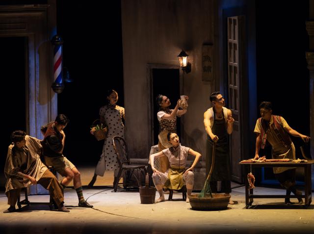 (251217) -- TORONTO, Dec. 17, 2025 (Xinhua) -- Actors perform the Chinese dance drama Wing Chun in Toronto, Canada, on Dec. 16, 2025. The Chinese dance drama was staged here on Tuesday, and will last until Jan. 4, 2026. (Photo by Zou Zheng/Xinhua)