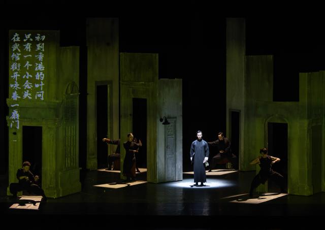 (251217) -- TORONTO, Dec. 17, 2025 (Xinhua) -- Actors perform the Chinese dance drama Wing Chun in Toronto, Canada, on Dec. 16, 2025. The Chinese dance drama was staged here on Tuesday, and will last until Jan. 4, 2026. (Photo by Zou Zheng/Xinhua)