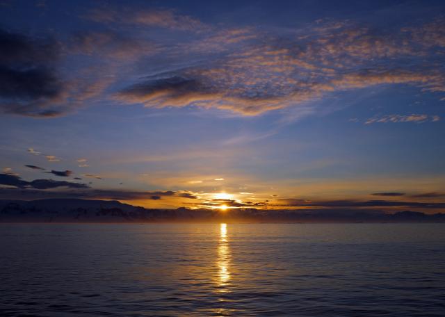 (251217) -- ANTARCTICA, Dec. 17, 2025 (Xinhua) -- This photo taken on Dec. 14, 2025 shows the sunrise scenery in Peltier Channel, Antarctica. (Photo by Yang Shu/Xinhua)