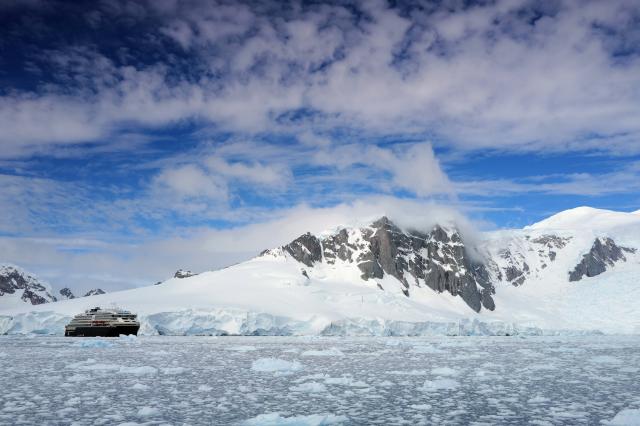 (251217) -- ANTARCTICA, Dec. 17, 2025 (Xinhua) -- This photo shows a view of Orne Harbour in Antarctica, Dec. 15, 2025. (Photo by Yang Shu/Xinhua)
