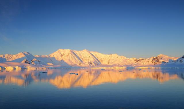 (251217) -- ANTARCTICA, Dec. 17, 2025 (Xinhua) -- This photo shows a view of Damoy Point in Antarctica in the late evening of Dec. 14, 2025. (Photo by Yang Shu/Xinhua)