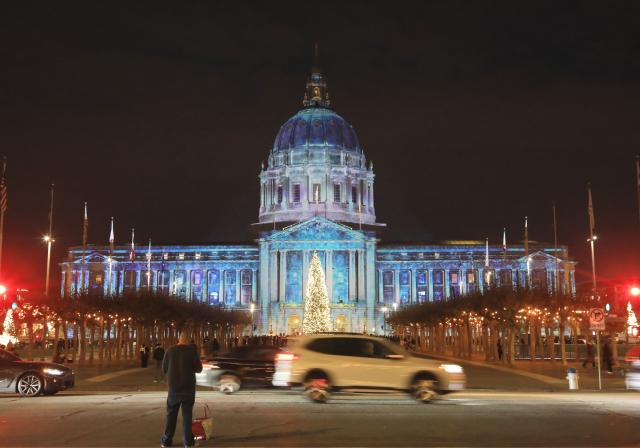(251217) -- SAN FRANCISCO, Dec. 17, 2025 (Xinhua) -- The "City Hall Winter Lights" show is staged outside the City Hall in San Francisco, the United States, Dec. 16, 2025. (Photo by Liu Yilin/Xinhua)