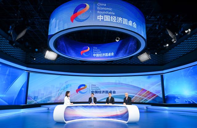(251217) -- BEIJING, Dec. 17, 2025 (Xinhua) -- Guests attend the latest episode of the China Economic Roundtable, an all-media talk show hosted by Xinhua News Agency. (Xinhua/Chen Yehua)