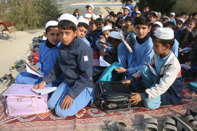 (251217) -- NANGARHAR, Dec. 17, 2025 (Xinhua) -- Students attend an outdoor class at a makeshift roadside school without proper shelters beside a highway junction in Nangarhar province, eastern Afghanistan, Dec. 16, 2025. (Photo by Saifurahman Safi/Xinhua)