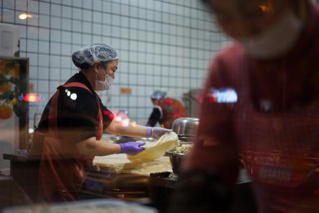 (251217) -- GUANGYUAN, Dec. 17, 2025 (Xinhua) -- A chef prepares cold noodles at a restaurant in Guangyuan City, southwest China's Sichuan Province, Dec. 12, 2025.
  Guangyuan, in northern Sichuan Province, run through by the Jialing River and its tributaries, nurtures unique cuisines with its pure water. Across its streets and alleys, bowls of freshly steamed and sliced cold noodles attract people from day and night. Thanks to the ingredients, the cold noodles boast robust flavor of rice.  
  In Jian'ge County under Guangyuan City, Jianmen tofu, a local renowned dish, also made from this pure water with local soybeans, has gained its popularity among local residents as well as tourists. Chefs here also have created various cooking recipes for tofu to express their love for this simple raw material.
  Cooked with traditional skills, local dishes in Guangyuan preserve the original flavor of food materials and evoke the nostalgia for people working away from home. (Xinhua/Zhang Xiaoyu)