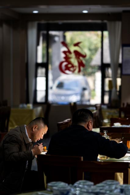 (251217) -- GUANGYUAN, Dec. 17, 2025 (Xinhua) -- People enjoy the tofu banquet at a restaurant in Jian'ge County of Guangyuan City, southwest China's Sichuan Province, Dec. 13, 2025.
  Guangyuan, in northern Sichuan Province, run through by the Jialing River and its tributaries, nurtures unique cuisines with its pure water. Across its streets and alleys, bowls of freshly steamed and sliced cold noodles attract people from day and night. Thanks to the ingredients, the cold noodles boast robust flavor of rice.  
  In Jian'ge County under Guangyuan City, Jianmen tofu, a local renowned dish, also made from this pure water with local soybeans, has gained its popularity among local residents as well as tourists. Chefs here also have created various cooking recipes for tofu to express their love for this simple raw material.
  Cooked with traditional skills, local dishes in Guangyuan preserve the original flavor of food materials and evoke the nostalgia for people working away from home. (Xinhua/Lian Zhen)