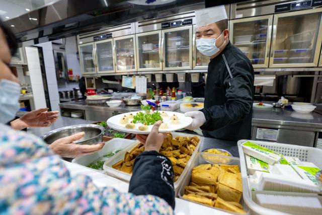 (251217) -- GUANGYUAN, Dec. 17, 2025 (Xinhua) -- A chef hands a tofu dish to a waiter at a restaurant in Jian'ge County of Guangyuan City, southwest China's Sichuan Province, Dec. 13, 2025.
  Guangyuan, in northern Sichuan Province, run through by the Jialing River and its tributaries, nurtures unique cuisines with its pure water. Across its streets and alleys, bowls of freshly steamed and sliced cold noodles attract people from day and night. Thanks to the ingredients, the cold noodles boast robust flavor of rice.  
  In Jian'ge County under Guangyuan City, Jianmen tofu, a local renowned dish, also made from this pure water with local soybeans, has gained its popularity among local residents as well as tourists. Chefs here also have created various cooking recipes for tofu to express their love for this simple raw material.
  Cooked with traditional skills, local dishes in Guangyuan preserve the original flavor of food materials and evoke the nostalgia for people working away from home. (Xinhua/Lian Zhen)