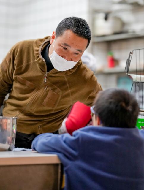 (251217) -- GUANGYUAN, Dec. 17, 2025 (Xinhua) -- A child orders cold noodles at a restaurant in Guangyuan City, southwest China's Sichuan Province, Dec. 12, 2025.
  Guangyuan, in northern Sichuan Province, run through by the Jialing River and its tributaries, nurtures unique cuisines with its pure water. Across its streets and alleys, bowls of freshly steamed and sliced cold noodles attract people from day and night. Thanks to the ingredients, the cold noodles boast robust flavor of rice.  
  In Jian'ge County under Guangyuan City, Jianmen tofu, a local renowned dish, also made from this pure water with local soybeans, has gained its popularity among local residents as well as tourists. Chefs here also have created various cooking recipes for tofu to express their love for this simple raw material.
  Cooked with traditional skills, local dishes in Guangyuan preserve the original flavor of food materials and evoke the nostalgia for people working away from home. (Xinhua/Lian Zhen)