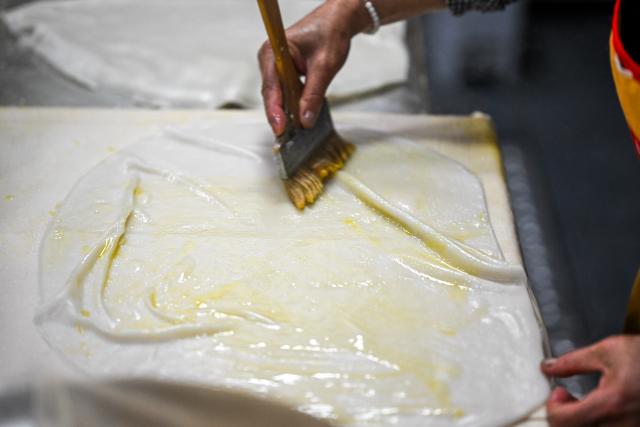 (251217) -- GUANGYUAN, Dec. 17, 2025 (Xinhua) -- A chef prepares cold noodles at a restaurant in Guangyuan City, southwest China's Sichuan Province, Dec. 12, 2025.
  Guangyuan, in northern Sichuan Province, run through by the Jialing River and its tributaries, nurtures unique cuisines with its pure water. Across its streets and alleys, bowls of freshly steamed and sliced cold noodles attract people from day and night. Thanks to the ingredients, the cold noodles boast robust flavor of rice.  
  In Jian'ge County under Guangyuan City, Jianmen tofu, a local renowned dish, also made from this pure water with local soybeans, has gained its popularity among local residents as well as tourists. Chefs here also have created various cooking recipes for tofu to express their love for this simple raw material.
  Cooked with traditional skills, local dishes in Guangyuan preserve the original flavor of food materials and evoke the nostalgia for people working away from home. (Xinhua/Lian Zhen)