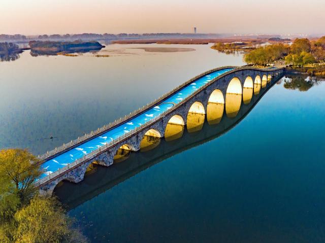 (251217) -- BEIJING, Dec. 17, 2025 (Xinhua) -- An aerial drone photo taken on Dec. 16, 2025 shows the winter scenery in Xishuanghu national wetland park in Donghai County, east China's Jiangsu Province. (Photo by Shao Guangming/Xinhua)