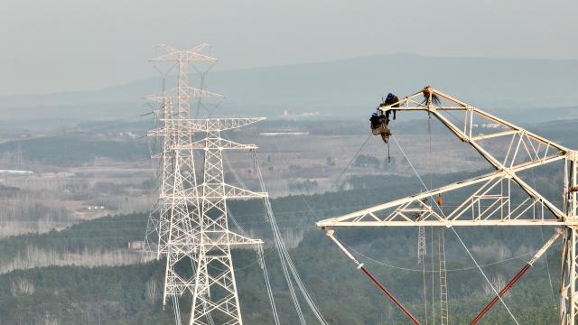 (251217) -- HEFEI, Dec. 17, 2025 (Xinhua) -- A drone photo taken on Dec. 16, 2025 shows constructors working on a power transmission line in east China's Anhui Province. The main-body construction of the 500-kV power transmission line from Xiangjian to Ludao in Anhui Province was successfully completed on Wednesday. With a total length of 136.8 kilometers, the line will further optimize the power grid structure of Anhui and enhance power supply reliability upon completion. (Xinhua/Zhou Mu)