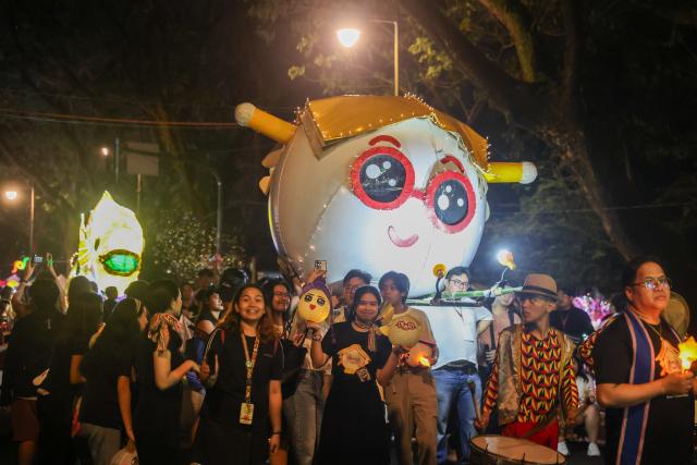 (251217) -- QUEZON CITY, Dec. 17, 2025 (Xinhua) -- People in costumes march with colorful lanterns during the annual Lantern Parade at the University of the Philippines in Quezon City, the Philippines, Dec. 17, 2025. (Xinhua/Rouelle Umali)