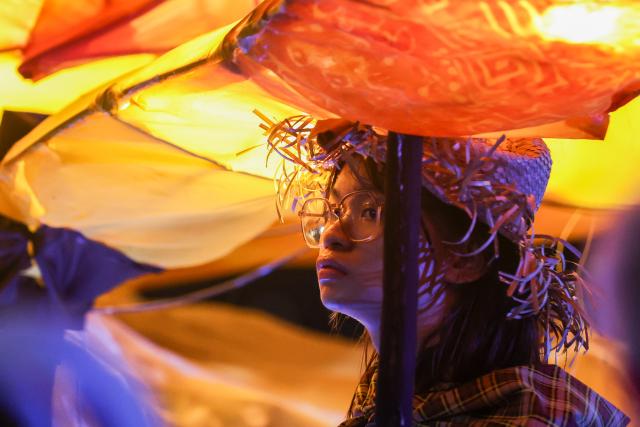 (251217) -- QUEZON CITY, Dec. 17, 2025 (Xinhua) -- A student in costumes marches with colorful lanterns during the annual Lantern Parade at the University of the Philippines in Quezon City, the Philippines, Dec. 17, 2025. (Xinhua/Rouelle Umali)