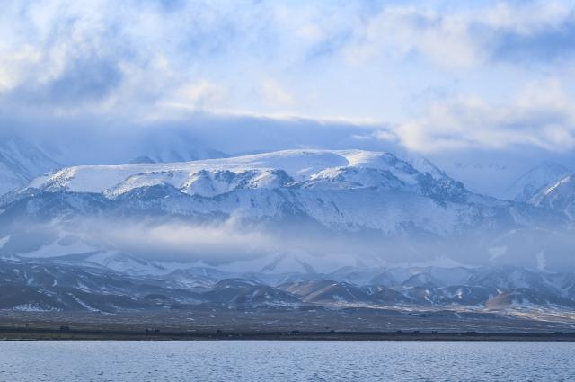 (251217) -- URUMQI, Dec. 17, 2025 (Xinhua) -- This photo taken on Dec. 16, 2025 shows the Sayram Lake with snow mountain in the background in Bortala Mongolian Autonomous Prefecture, northwest China's Xinjiang Uygur Autonomous Region. (Xinhua/Wang Fei)